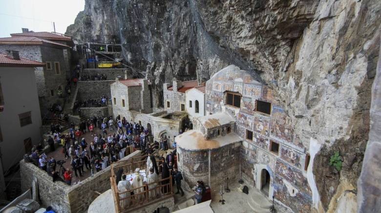 Παναγία Σουμελά: Πρώτη φορά κεκλεισμένων θυρών η Θεία Λειτουργία για τα ΜΜΕ