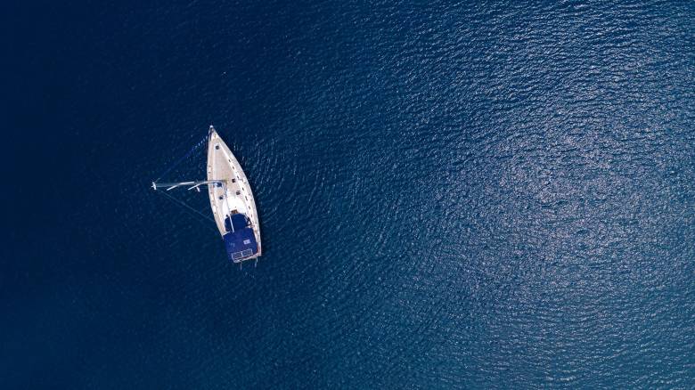 Αγνοείται Ισπανός επιχειρηματίας που έπλεε στην Πύλο - Στο ακυβέρνητο σκάφος για μέρες η σύζυγός του