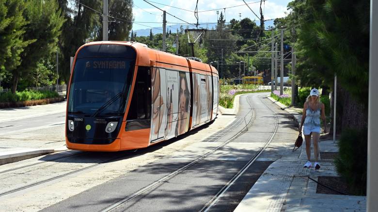 Βούλα: Ανδρας επιτέθηκε με σπασμένο μπουκάλι σε επιβάτη μέσα στο τραμ