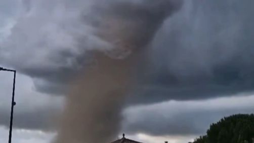 Ισχυρός ανεμοστρόβιλος έπληξε την νότια Γαλλία - Δεκάδες τραυματίες και μεγάλες ζημιές, δείτε βίντεο