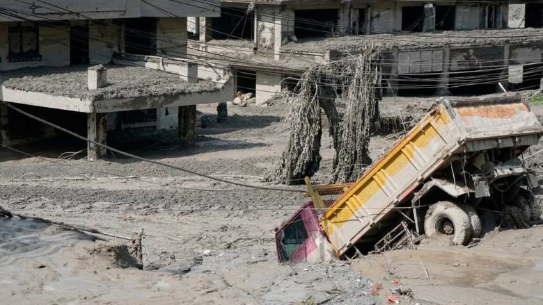 Μάχη με το χρόνο δίνουν οι διασώστες στο Νεπάλ - 165 οι νεκροί, στους 1.500 οι αγνοούμενοι