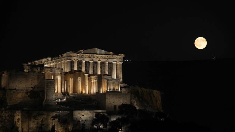 Μαγευτικές εικόνες από την Πανσέληνο του Αυγούστου - Εντυπωσίασε το φαινόμενο της μερικής έκλειψης