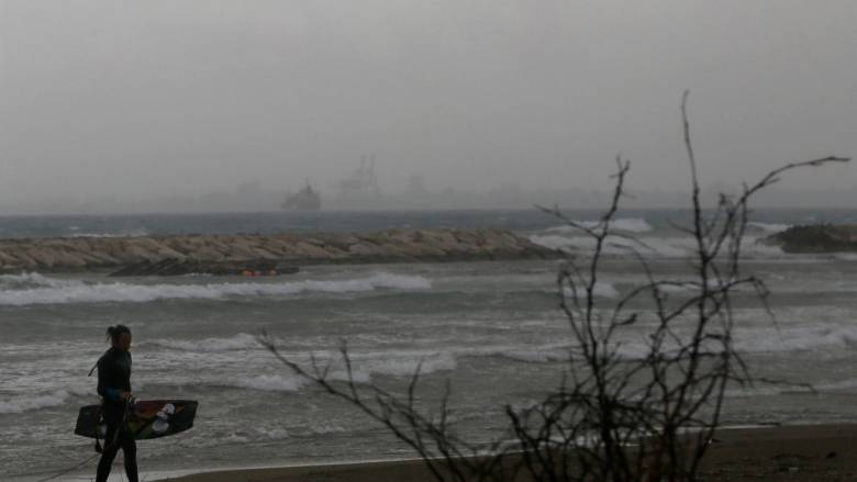 Έντονα καιρικά φαινόμενα πλήττουν την Κύπρο: Πλημμύρες, χαλάζι και εκτροπές πτήσεων
