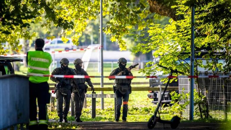 Ελβετία: «Νόμιζαν ότι ήταν πυροτεχνήματα» - Ανθρωποκυνηγητό για τους δράστες, νεκρή 22χρονη