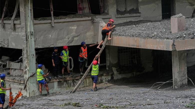 Πλημμύρες στο Νεπάλ: Πεντάχρονη διασώθηκε μετά από 48 ώρες κάτω από τα συντρίμμια