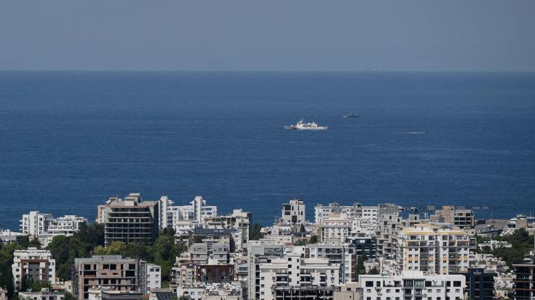 Νέο βίντεο από την Κερύνεια: Επιβάτες με τα σωσίβια «παλεύουν» στη θάλασσα δίπλα στο βυθισμένο πλοίο