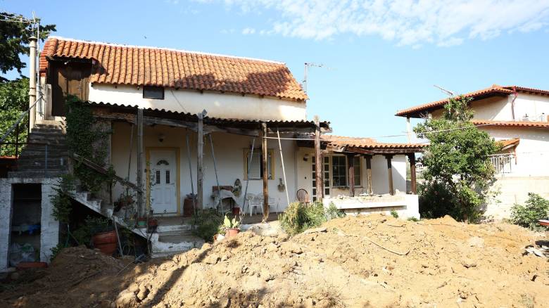 «Θρίλερ» στον Μαραθώνα: Η εγγονή κατήγγειλε ότι η γιαγιά της ήταν θαμμένη στην αυλή