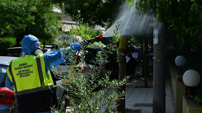 Ιός Δυτικού Νείλου: Εντατικοί ψεκασμοί στο Παλαιό Φάληρο - Κρούσματα σε 69 δήμους