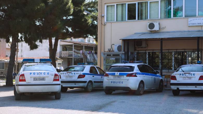 ΑΤ Μάνδρας: Σοβαρά τραυματίας ο άνδρας που πυροβολήθηκε από αστυνομικό μετά από επίθεση με μαχαίρι