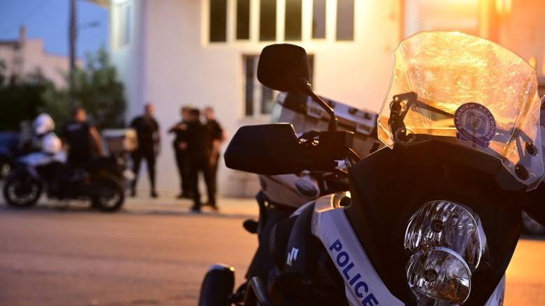 Α.Τ. Μάνδρας: Ο δράστης έλεγε «ρίξε μου» στον αστυνομικό - Το χρονικό και το ποινικό παρελθόν του