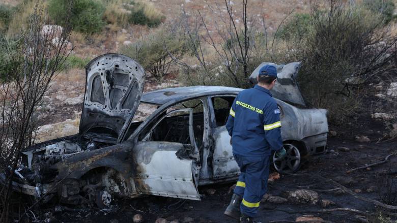 Εντοπίστηκε σορός στο όχημα από το οποίο ξεκίνησε η φωτιά στον Κουβαρά - Τέθηκε υπό έλεγχο 