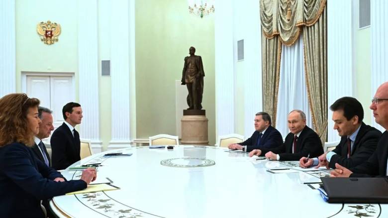 Ρωσικά ΜΜΕ: Το αεροπλάνο με τους απεσταλμένους του προέδρου των ΗΠΑ προσγειώθηκε στη Μόσχα