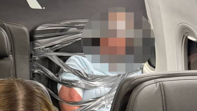 Χάος σε πτήση στις ΗΠΑ: Ακινητοποίησαν επιθετικό επιβάτη με μονωτική ταινία και χειροπέδες