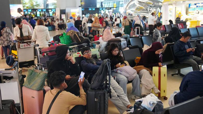 Σκηνές χάους σε αεροδρόμια της Ινδονησίας από έκρηξη ηφαιστείου - Εγκλωβισμένοι 270.000 επιβάτες