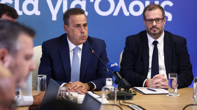 Πώς θα έχουμε φθηνότερο ρεύμα: Ο «οδηγός» των μέτρων για σταδιακή μείωση έως το 2029