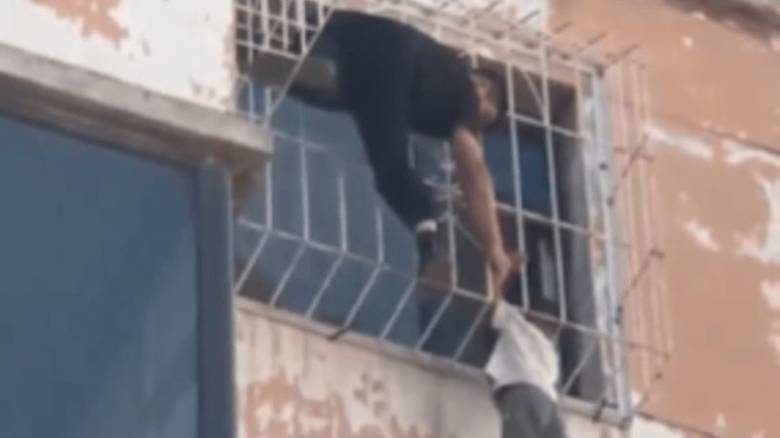 Κίνα: Η στιγμή που 5χρονο αγόρι κρέμεται από τον έκτο όροφο κτηρίου- Η σωτήρια επέμβαση του επιστάτη