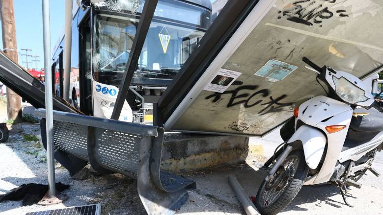 «Έπεσε όλη η στάση επάνω στην κοπέλα»: Τι λένε μάρτυρες για το τροχαίο με λεωφορεία στη Θεσσαλονίκη