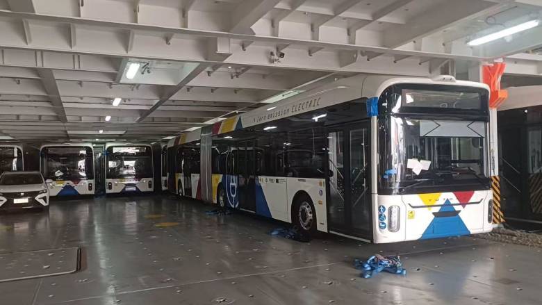 Θεσσαλονίκη: Ηλεκτρικό λεωφορείο έπεσε πάνω σε στάση - Τέσσερις τραυματίες, δείτε βίντεο