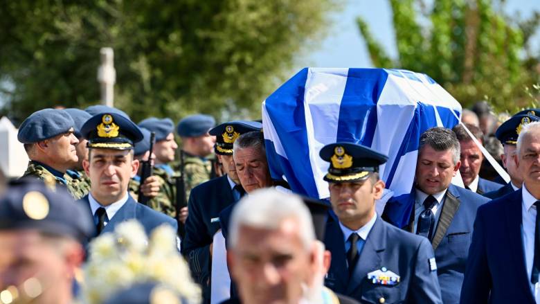 Συντριβή Phantom: Σε κλίμα οδύνης η κηδεία του επισμηναγού Γιάννη Μπλέσια στον Πύργο