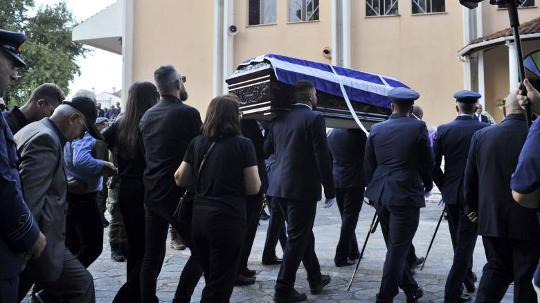 Τελευταίο αντίο στον Σμηναγό Δημήτρη Πέτρου που σκοτώθηκε στη συντριβή του Phantom στην Τανάγρα