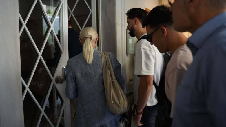 Γιώργος Μαζωνάκης: Στοιχεία σε φακέλους και σακούλες κατέσχεσαν οι Αρχές από το ιατρείο στο Κολωνάκι