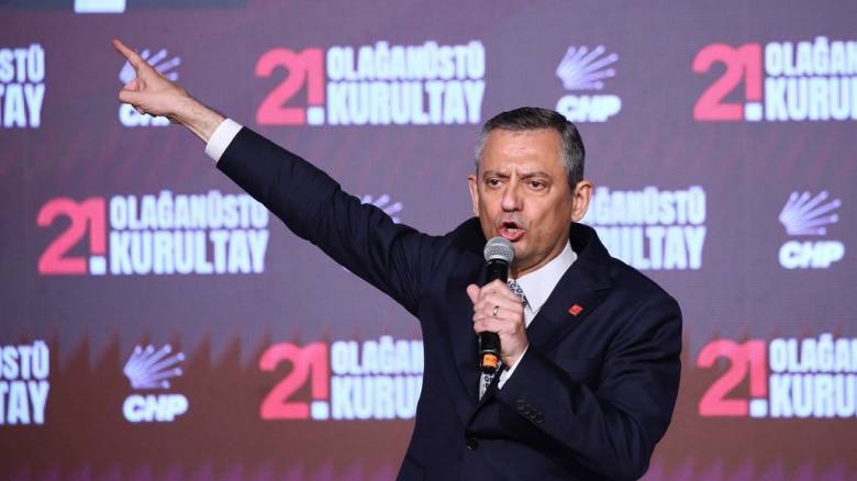 Τουρκία: «Προδότες» οι αιρετοί που μεταπηδούν στο AKP, λέει ο επικεφαλής της αντιπολίτευσης Oζέλ