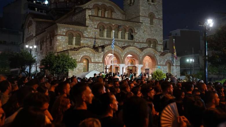 Ολονυχτία στο λαϊκό προσκύνημα του Μαζωνάκη: Με δάκρυα και τραγούδια το τελευταίο αντίο