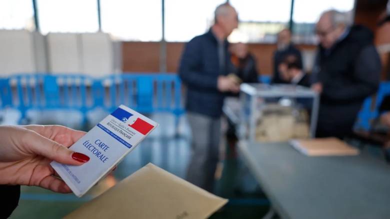 Μονομαχία Λεπέν - Μελανσόν στο δεύτερο γύρο των προεδρικών εκλογών στη Γαλλία «βλέπει» δημοσκόπηση