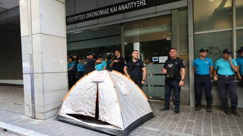 Φοιτητές έστησαν σκηνές έξω από το ΥΠΟΙΚ - Ζητούν πλαφόν στα ενοίκια και περισσότερες εστίες