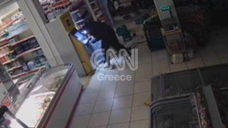 Φθιώτιδα: Η στιγμή που σπείρα ανατινάζει ΑΤΜ - Επιστράτευσαν ακόμα και γερανοφόρο όχημα