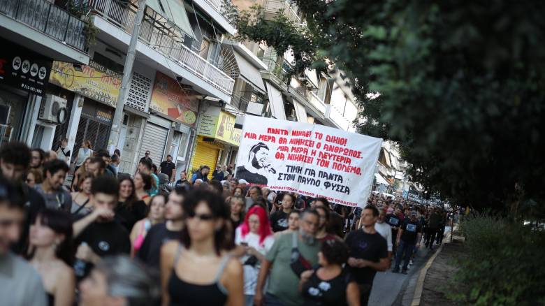 Εκδηλώσεις στο μνημείο του Παύλου Φύσσα στο Κερατσίνι - Στην κεφαλή της πορείας οι γονείς του