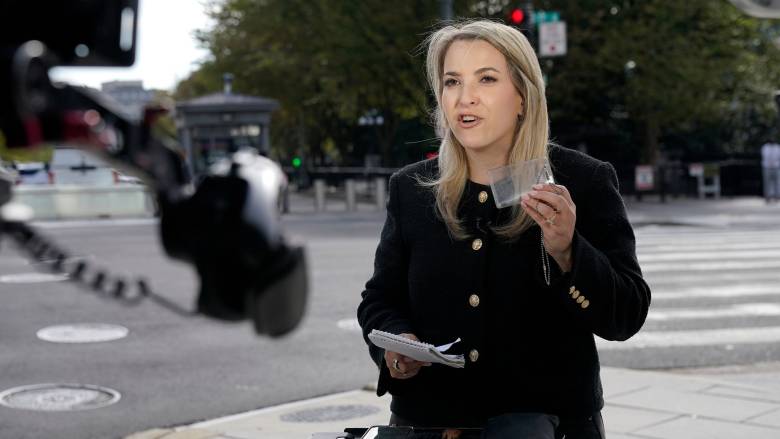 Η δημοσιογράφος του CNNi στον Λευκό Οίκο κάνει ρεπορτάζ με μια κενή διαπίστευση