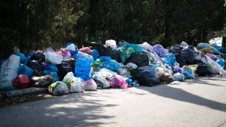Σε κατάσταση έκτακτης ανάγκης η νότια Κέρκυρα λόγω των απορριμάτων