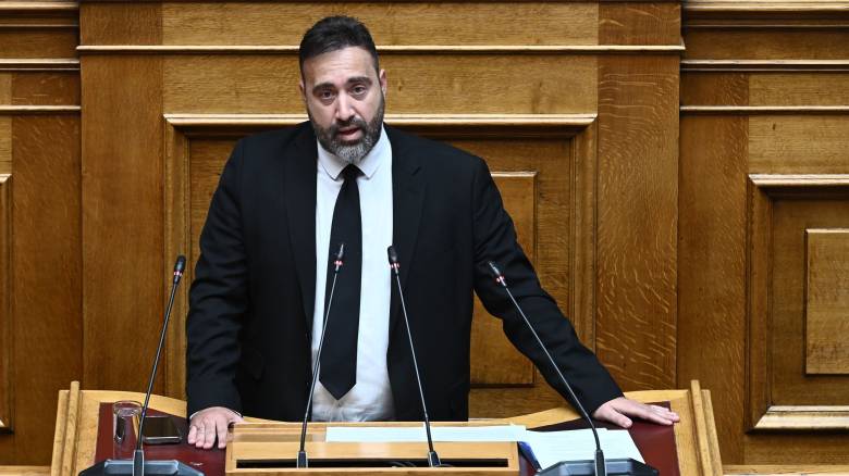 Πολιτική έκρηξη στη Βουλή μετά την παραδοχή Μανούσου: «Ουσιαστικά εκπροσωπώ τη Συμμαχία Ελλήνων»