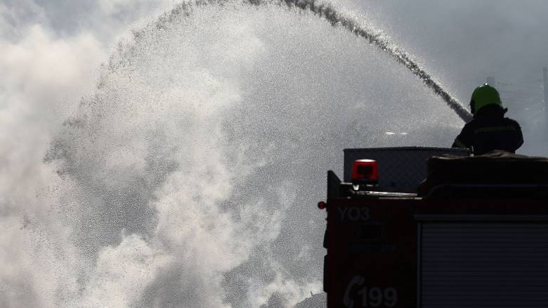 Υπό μερικό έλεγχο η φωτιά κοντά στη λίμνη Υλίκη στη Βοιωτία