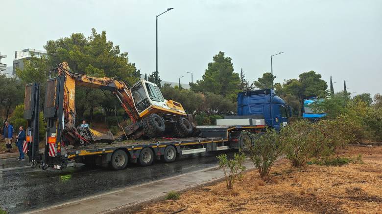 Ατύχημα με φορτηγό στη Βουλιαγμένης - Μετέφερε σκαπτικό μηχάνημα και χτύπησε σε γέφυρα