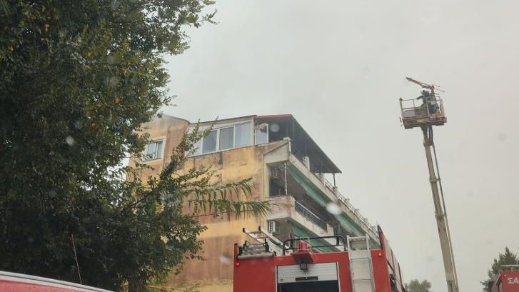 Η κακοκαιρία σφυροκοπά την Κέρκυρα: Πολυκατοικία «χτυπήθηκε» από κεραυνό - Προβλήματα στις πτήσεις