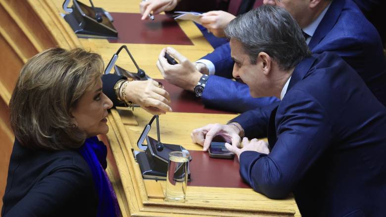 Τα γαλάζια «καλάμια», το μήνυμα «ταπεινότητας» Μητσοτάκη και η προειδοποίηση