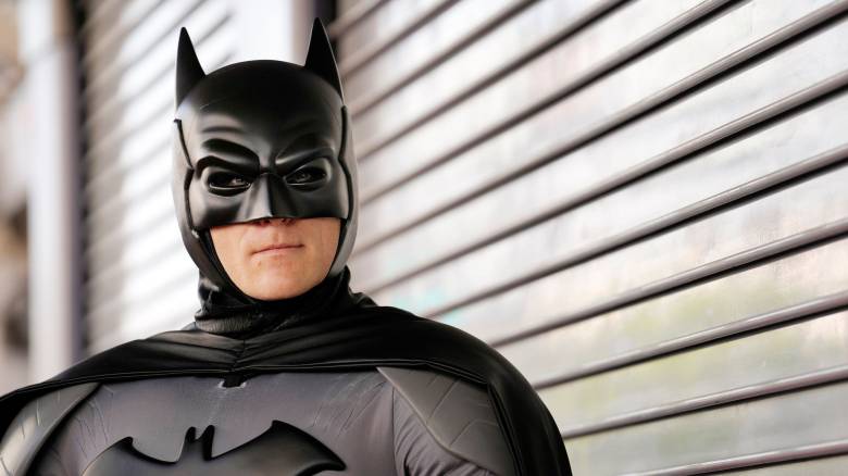 Άνδρας ντυμένος Batman κυνήγησε κλέφτη τσάντας και την πήρε πίσω στη Βρετανία
