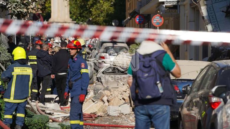 Έκρηξη στην Πλάκα: Συντρίμμια, σκόνη και κατεστραμμένα αυτοκίνητα μετά την κατάρρευση του κτηρίου