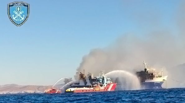 Φωτιά σε οχηματαγωγό πλοίο στη Μύκονο: Επιχείρηση ελεγχόμενης ψύξης στα εξωτερικά μεταλλικά μέρη