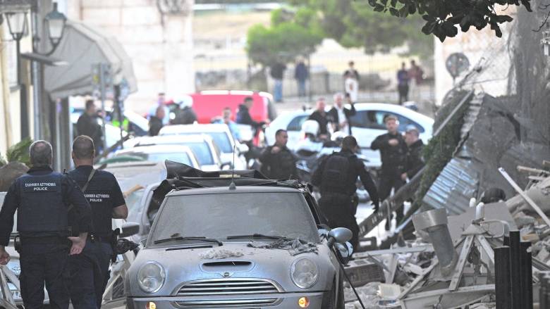 Έκρηξη στο κέντρο της Αθήνας: Τραυματίστηκε ηλικιωμένη, σε εξέλιξη επιχείρηση της Πυροσβεστικής