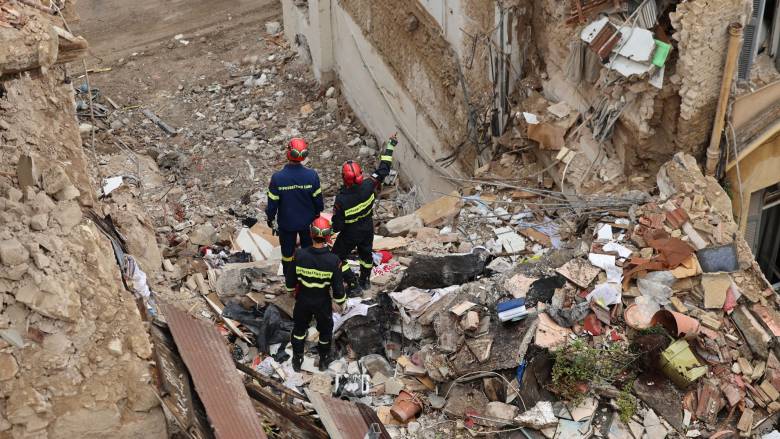 Πλάκα: Εντοπίστηκε και σορός άνδρα στα συντρίμμια του κτηρίου- Αγωνία για τους τέσσερις αγνοούμενους