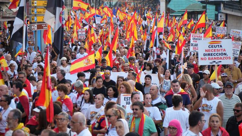 Χιλιάδες διαδηλωτές στους δρόμους της Μαδρίτης - «H Θέουτα δεν είναι προς πώληση»