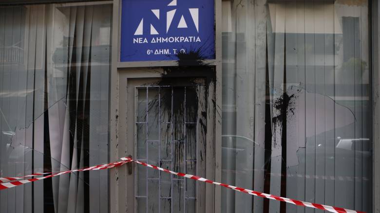 Επίθεση στα γραφεία της ΝΔ στην Κυψέλη: Έσπασαν τζάμια και πέταξαν μπογιές - «Δεν εκφοβιζόμαστε»