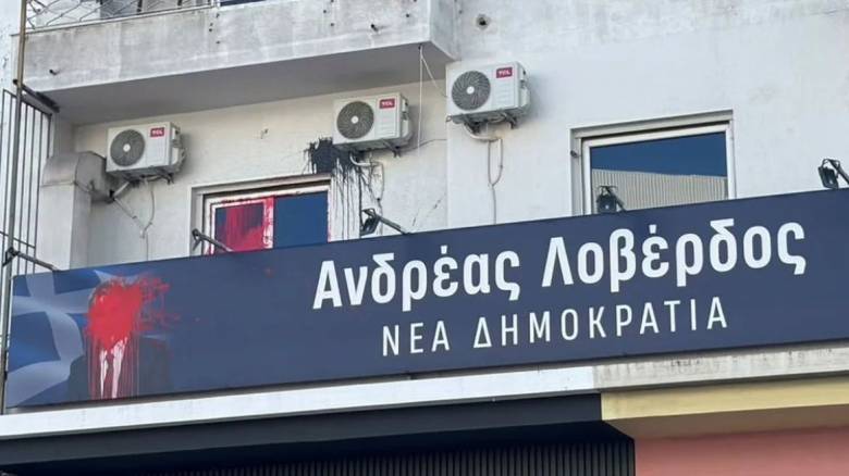 Επίθεση με μπογιές στο γραφείο του Ανδρέα Λοβέρδου - «Δεν τους φοβάμαι. Δεν με πτοούν»