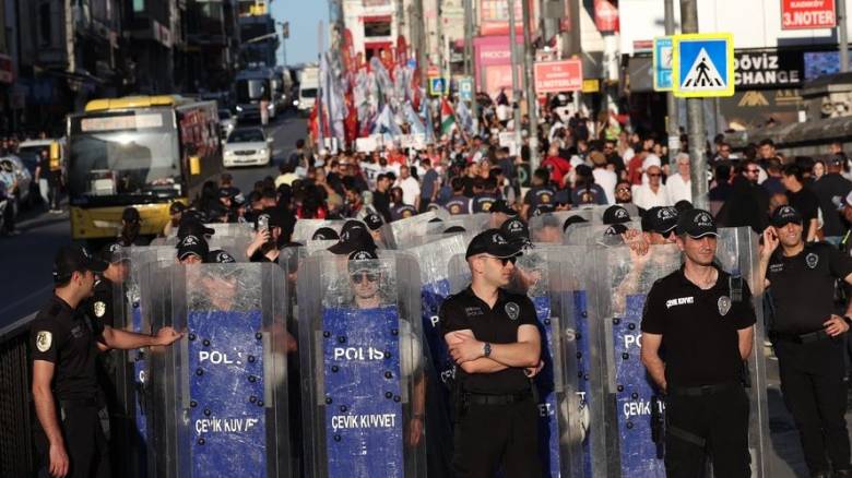 «Δεν μπορώ να τα βγάλω πέρα»: Συγκλονίζει την Τουρκία η αυτοκτονία συνταξιούχου σε διαδήλωση