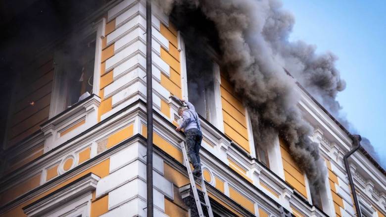 Ρωσική επίθεση στο Κίεβο: Πολίτες πηδούν από τα παράθυρα φλεγόμενου κτηρίου - Συγκλονιστικές εικόνες