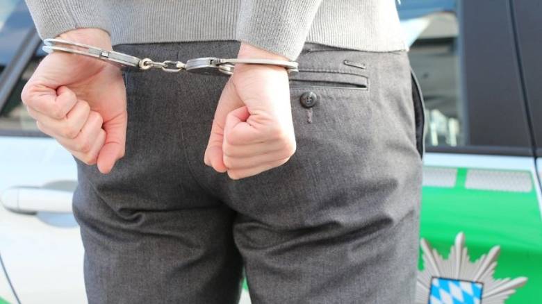 Συνελήφθη γνωστός δικηγόρος για ξυλοδαρμό του ανήλικου γιου του - Live στο TikTok το περιστατικό