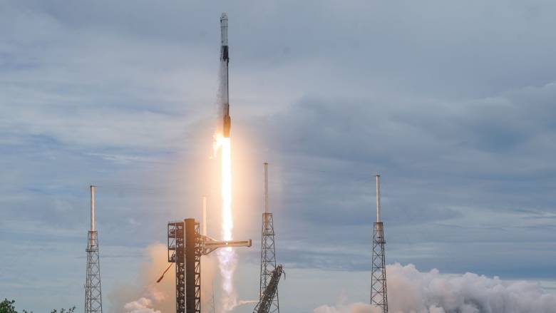 Εκτοξεύτηκε ο πύραυλος της SpaceX που μεταφέρει τέσσερις αστροναύτες στον Διεθνή Διαστημικό Σταθμό
